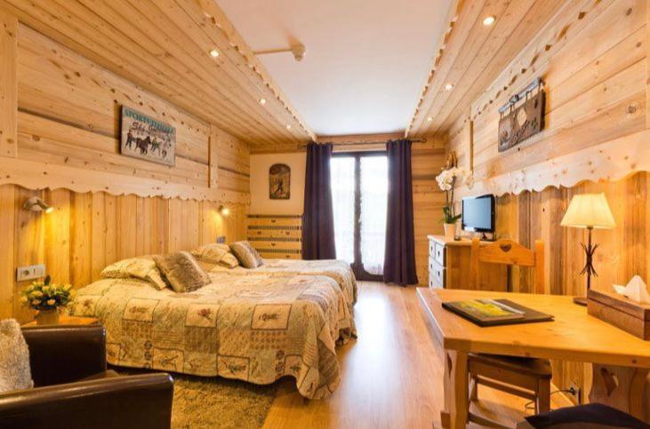 Le Cro-Bidou Hotel แบร์เนซ์ ภายนอก รูปภาพ