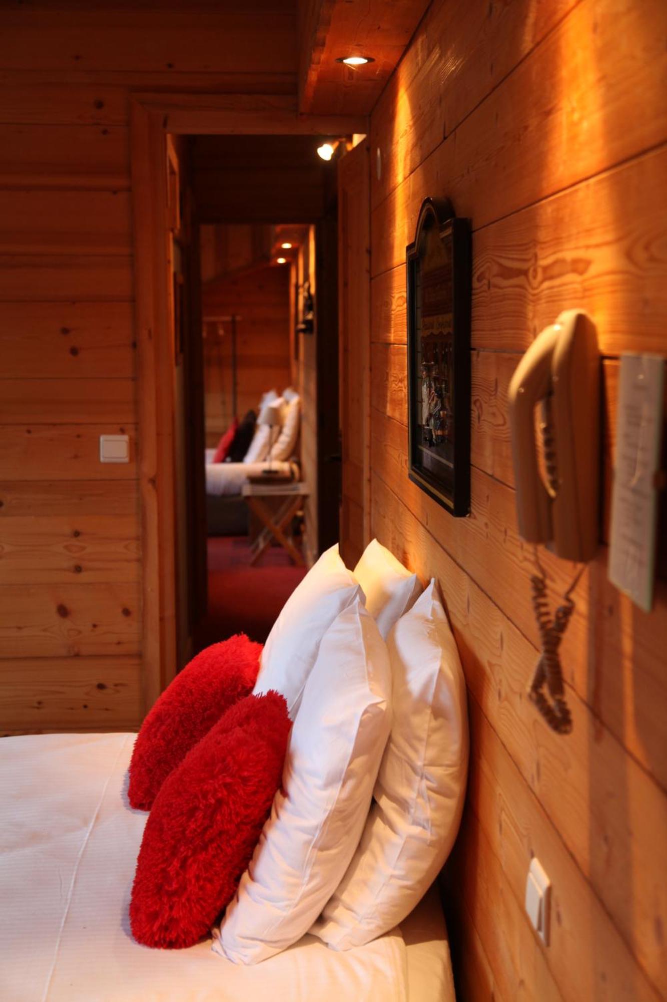 Le Cro-Bidou Hotel แบร์เนซ์ ภายนอก รูปภาพ